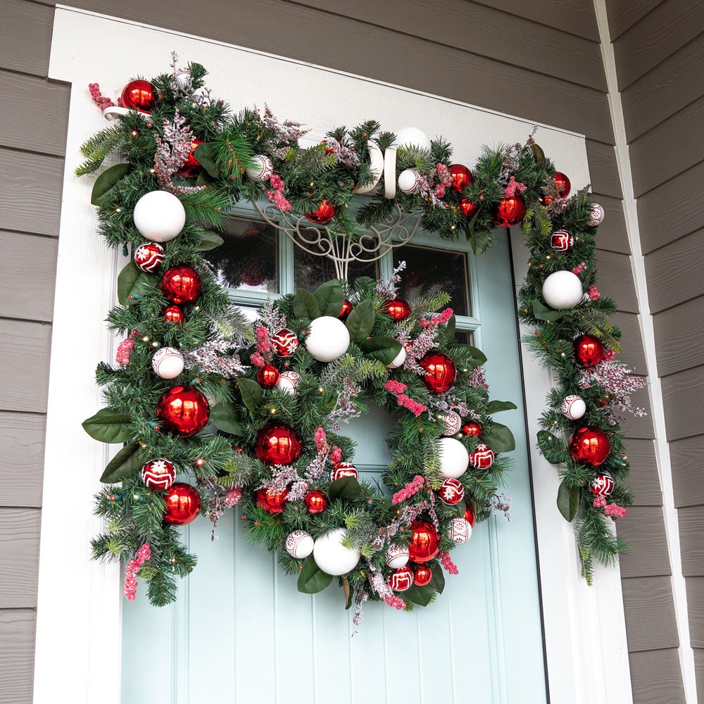 Nordischer Rot-Weißer Weihnachtskranz