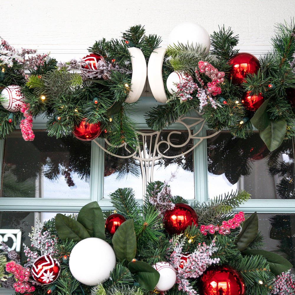 Nordischer Rot-Weißer Weihnachtskranz