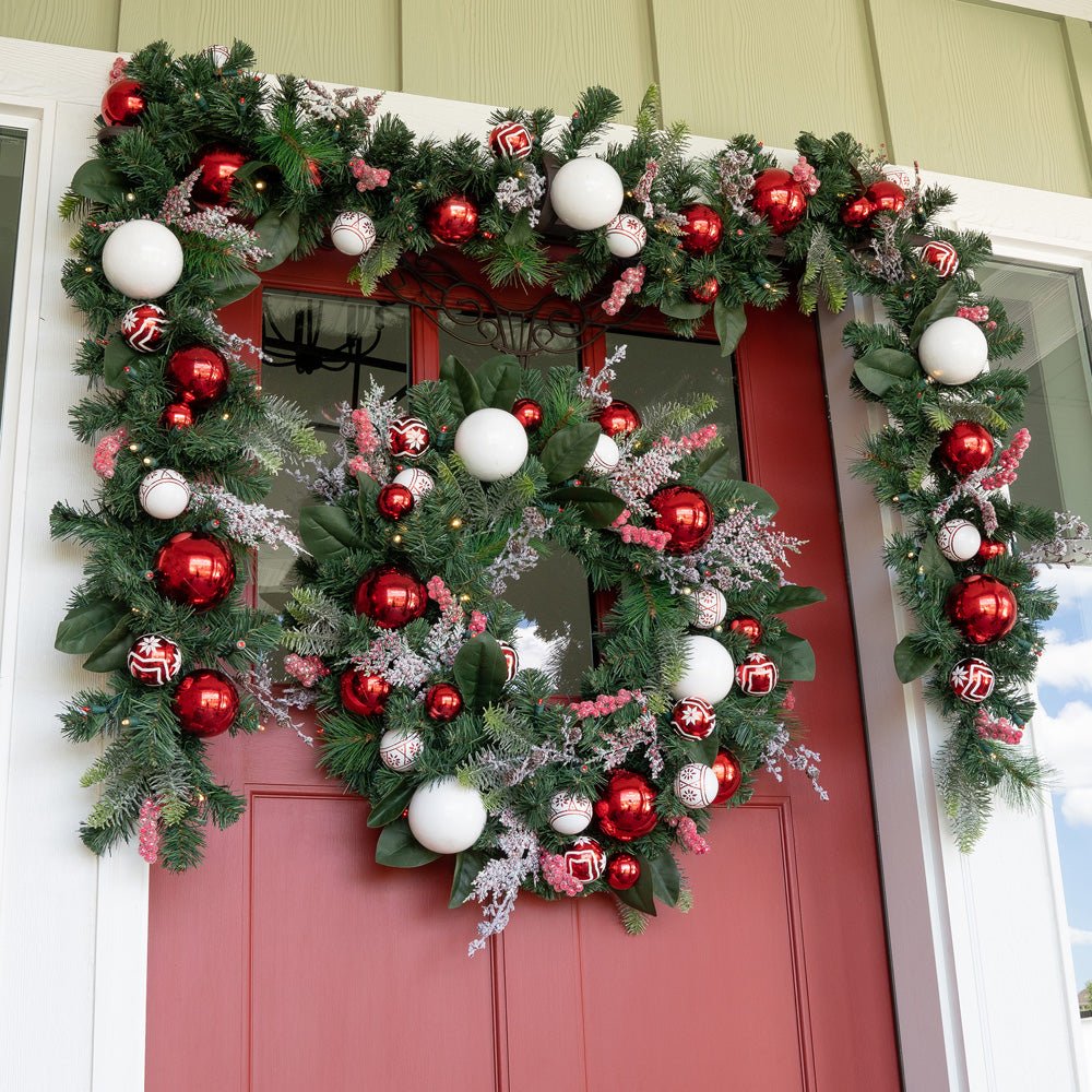 Nordischer Rot-Weißer Weihnachtskranz