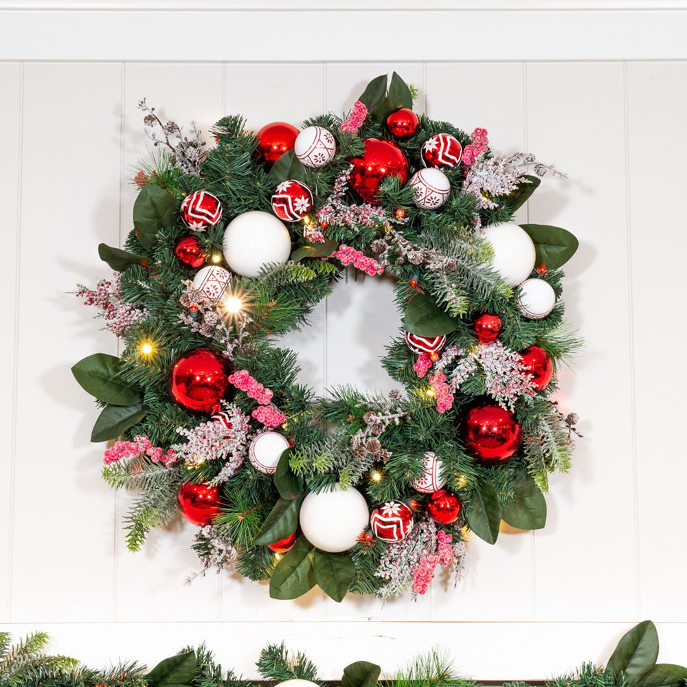 Nordischer Rot-Weißer Weihnachtskranz